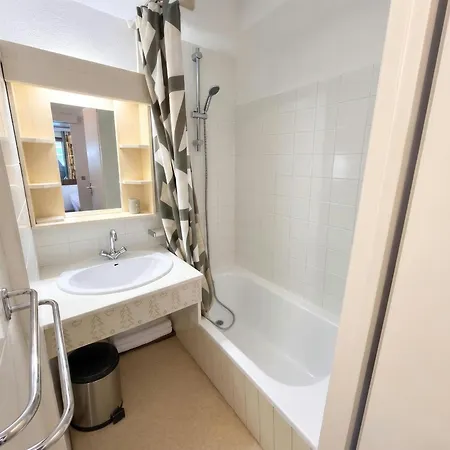 Al-203 - Inout - 5 Beds Flat *